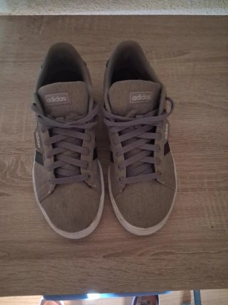 Zapatillas Adidas grises y blancas