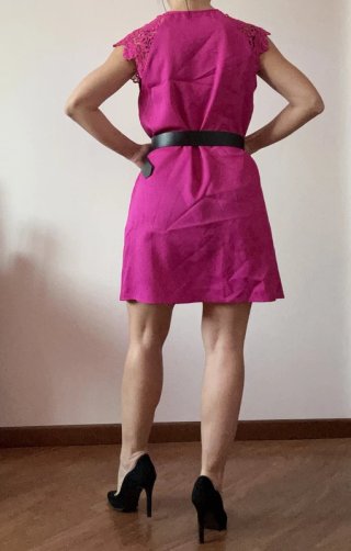 Vestito fuxia con maniche in pizzo