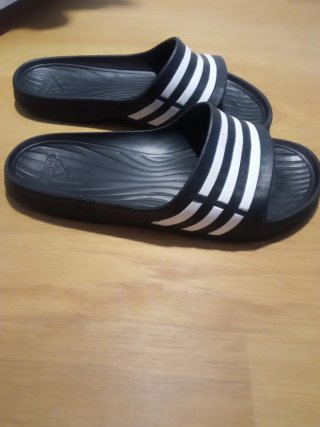 Chanclas Adidas Goma Negras y Blancas