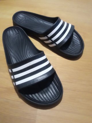 Chanclas Adidas Goma Negras y Blancas