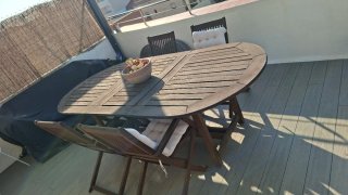 Mesa y sillas de exterior de madera y puffs