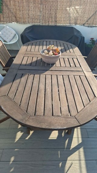 Mesa y sillas de exterior de madera y puffs