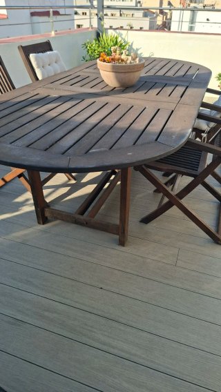 Mesa y sillas de exterior de madera y puffs