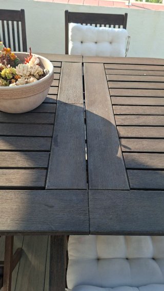 Mesa y sillas de exterior de madera y puffs