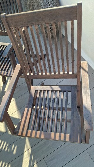 Mesa y sillas de exterior de madera y puffs