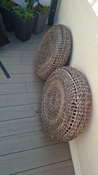 Mesa y sillas de exterior de madera y puffs
