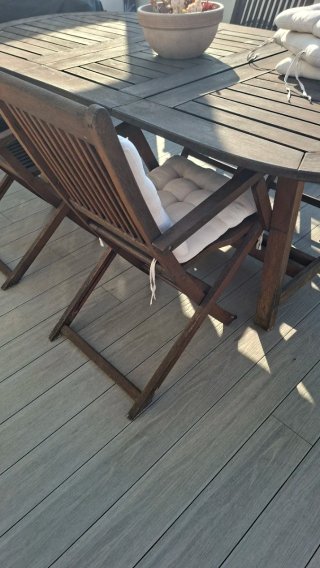 Mesa y sillas de exterior de madera y puffs