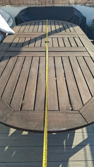 Mesa y sillas de exterior de madera y puffs