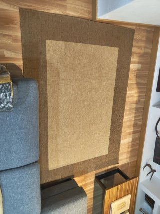 Alfombra de comedor beige y marrón