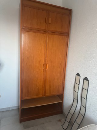 Armario de madera marrón