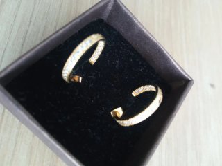 Aros dorados con pedrería