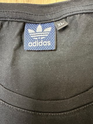Camiseta Adidas Negra Logo Relieve