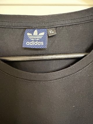 Camiseta Adidas Negra Logo Relieve