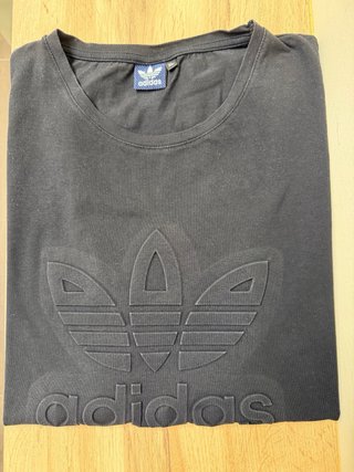 Camiseta Adidas Negra Logo Relieve