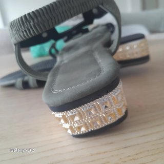Sandalias verdes con detalle dorado
