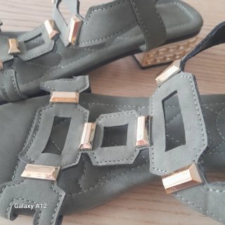 Sandalias verdes con detalle dorado