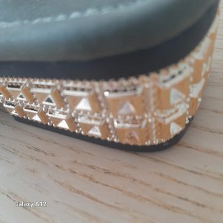 Sandalias verdes con detalle dorado