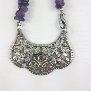 Collana etnica con ciondolo floreale
