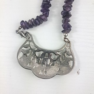 Collana etnica con ciondolo floreale