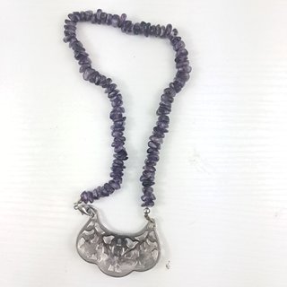 Collana etnica con ciondolo floreale