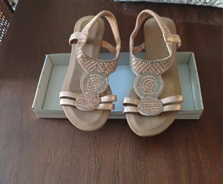 Sandalias doradas y rosas con pedrería