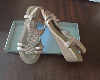 Sandalias doradas y rosas con pedrería