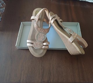 Sandalias doradas y rosas con pedrería