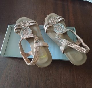 Sandalias doradas y rosas con pedrería