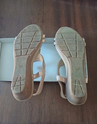 Sandalias doradas y rosas con pedrería