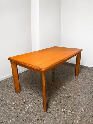Mesa de comedor de madera