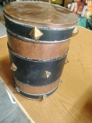 Caja de puros vintage con detalle de moneda