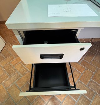 Escritorio oficina L con cajonera