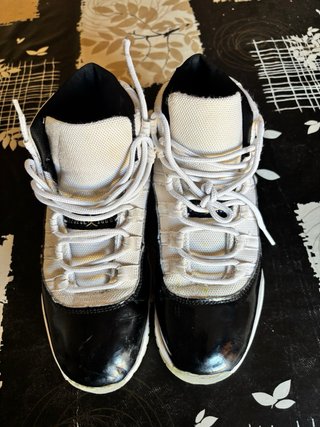Jordan 11 Retro Negro Blanco
