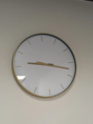 Reloj de pared dorado y blanco