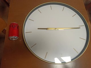 Reloj de pared dorado y blanco