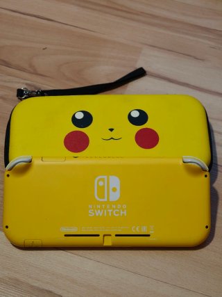 +Gioco: Nintendo Switch Lite Gialla + Custodia