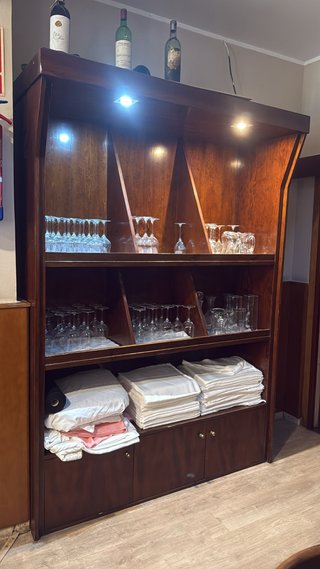 Armario de madera con vitrina PRECIO NEGOCIABLE
