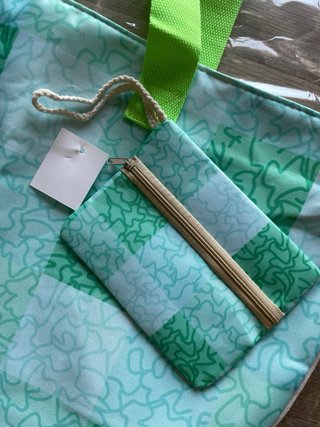 Bolsa grande de tela estampada verde y azul