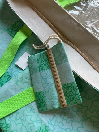 Bolsa grande de tela estampada verde y azul