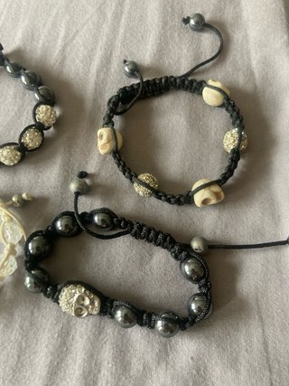 Confezione da 4 braccialetti con sfere e teschi