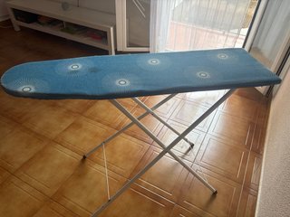 Tabla de planchar azul con diseño