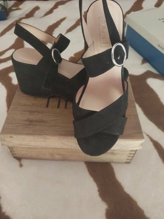 Sandalias de cuña negras
