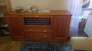Aparador de madera con puertas y cajones