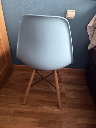Sillas de plástico y madera 2 unidades