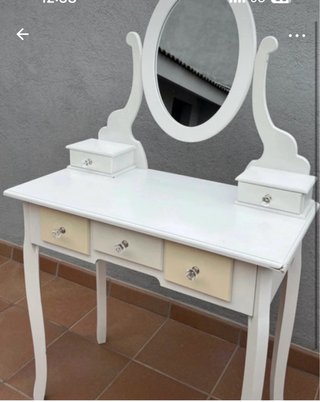 Tocador blanco y beige con espejo
