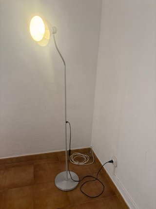 Lámpara de pie gris y blanca