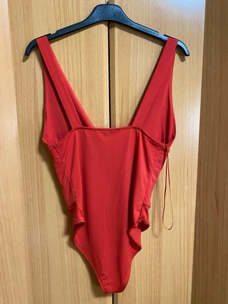 Body tirantes escote pico rojo