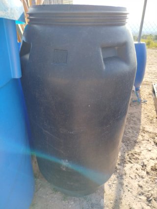 Depósito de plástico negro 300 litros