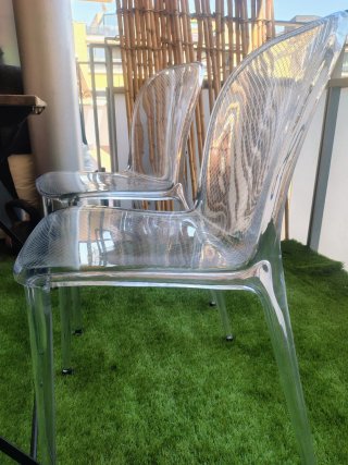Sillas de diseño moradas y transparentes