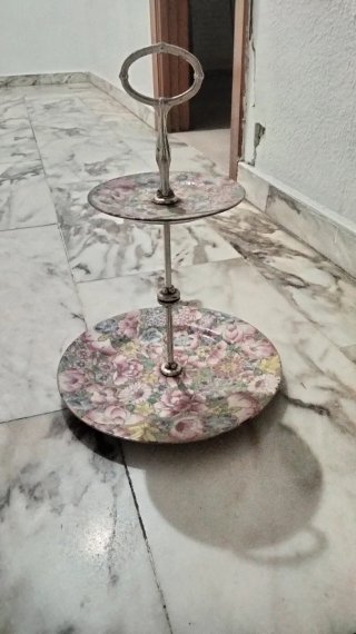 Frutero de porcelana y metal